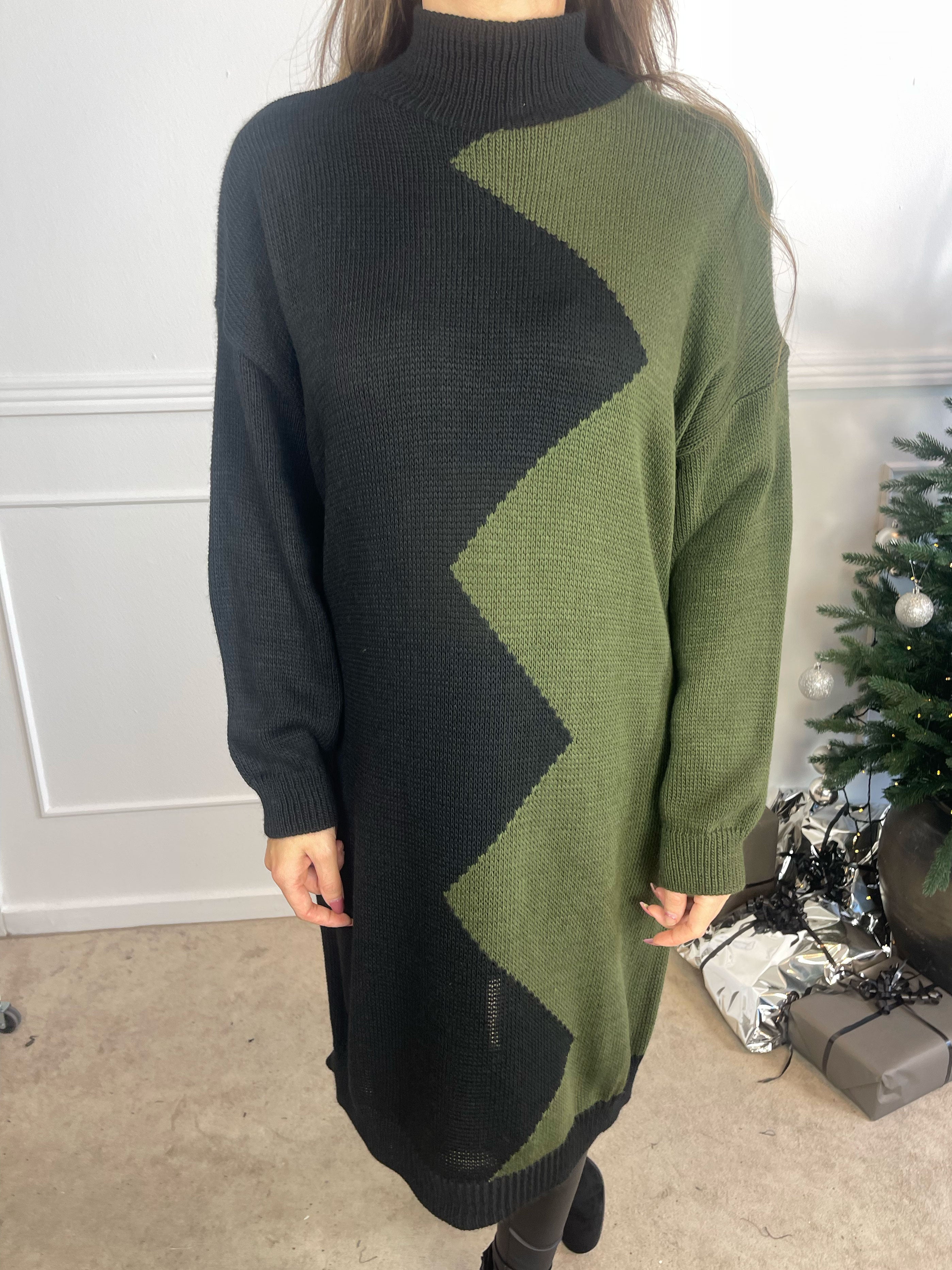 Venezia - Stickad klänning i två färger med turtleneck